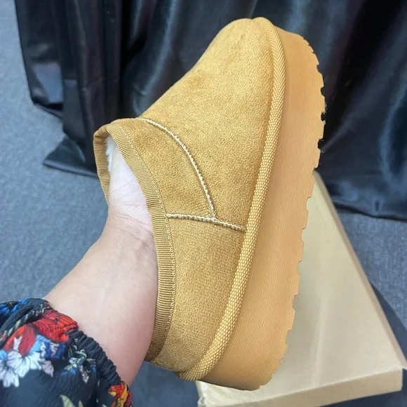 Tan Platform Winter Slides ❄️ - Picture 2 of 5